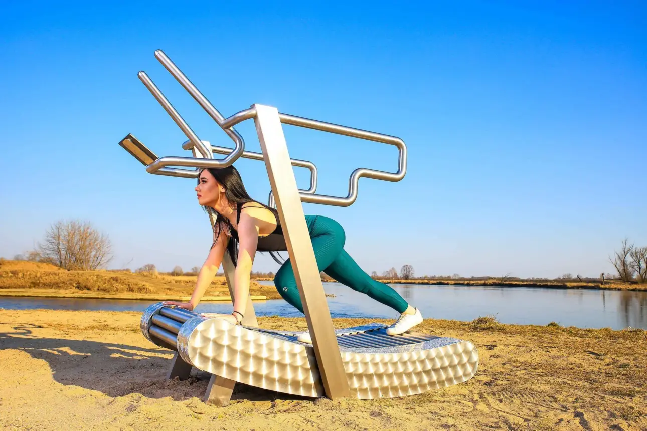 iGreen motorless outdoor curved treadmill in stainless steel
