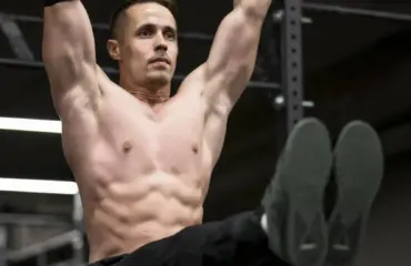 Pull-ups : exécution technique d'une traction stricte avec gainage abdominal