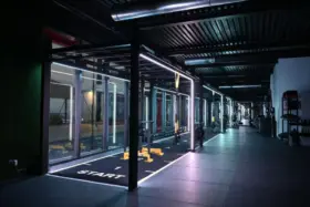 Cage CrossFit Lumineuse LED & Structure CrossFit Long Led : Réinventez l’Entraînement Intense et Spectaculaire
