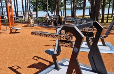 Équipement parcours de santé et parcours sportif pour les mairies avec light in fitness