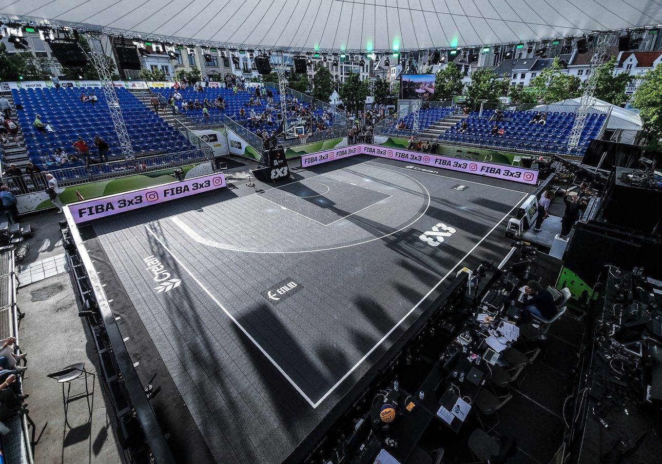 découvrez la dalle clipsable fiba pour un terrain de basketball parfaitement aménagé