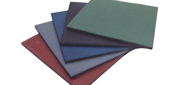 dalles et accessoires en caoutchouc pour aires de jeux