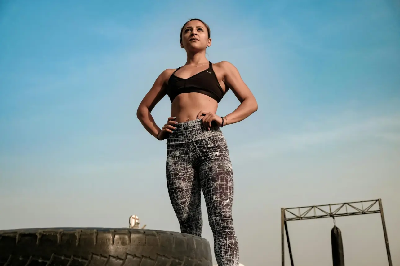 Personne réalisant des exercices de calisthenics en extérieur, comme des pompes et des tractions, pour perdre du poids rapidement.