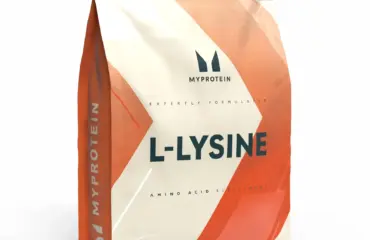 Complément en vitamine C avec lysine — Sachet sur fond neutre, illustration de nutrition santé, immunité renforcée, récupération musculaire et bien-être général.