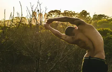 exercices d’Étirement des muscles du dos comment Étirer les muscles du dos EXERCICES D’ÉTIREMENT DES MUSCLES DU DOS COMMENT ÉTIRER LES MUSCLES DU DOS
