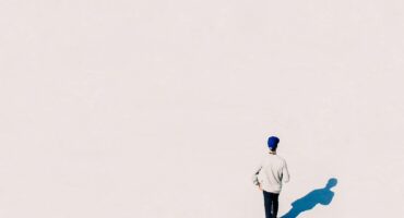 Marcheur en pleine action : 10 000 pas par jour pour la santé