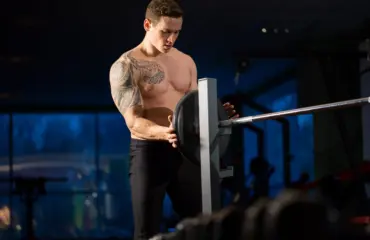 brutal athletic man pumping up muscles on bench press. Les Meilleurs Exercices de Poitrine sur Machine et Banc – Top 10 pour Un Développement Pectoral Optimal