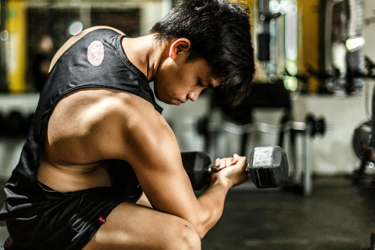 Comment éviter les blessures en musculation Les erreurs à ne plus faire à la salle de sport (Parce que soulever des poids, c’est bien, mais se blesser… pas trop)