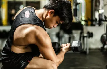 comment éviter les blessures en musculation les erreurs à ne plus faire à la salle de sport (parce que soulever des poids, c’est bien, mais se blesser… pas trop) Comment éviter les blessures en musculation Les erreurs à ne plus faire à la salle de sport (Parce que soulever des poids, c’est bien, mais se blesser… pas trop)