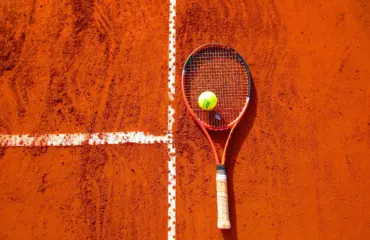 Le tennis elbow ne disparaîtra pas tout seul. Apprenez les symptômes et le traitement de cette maladie