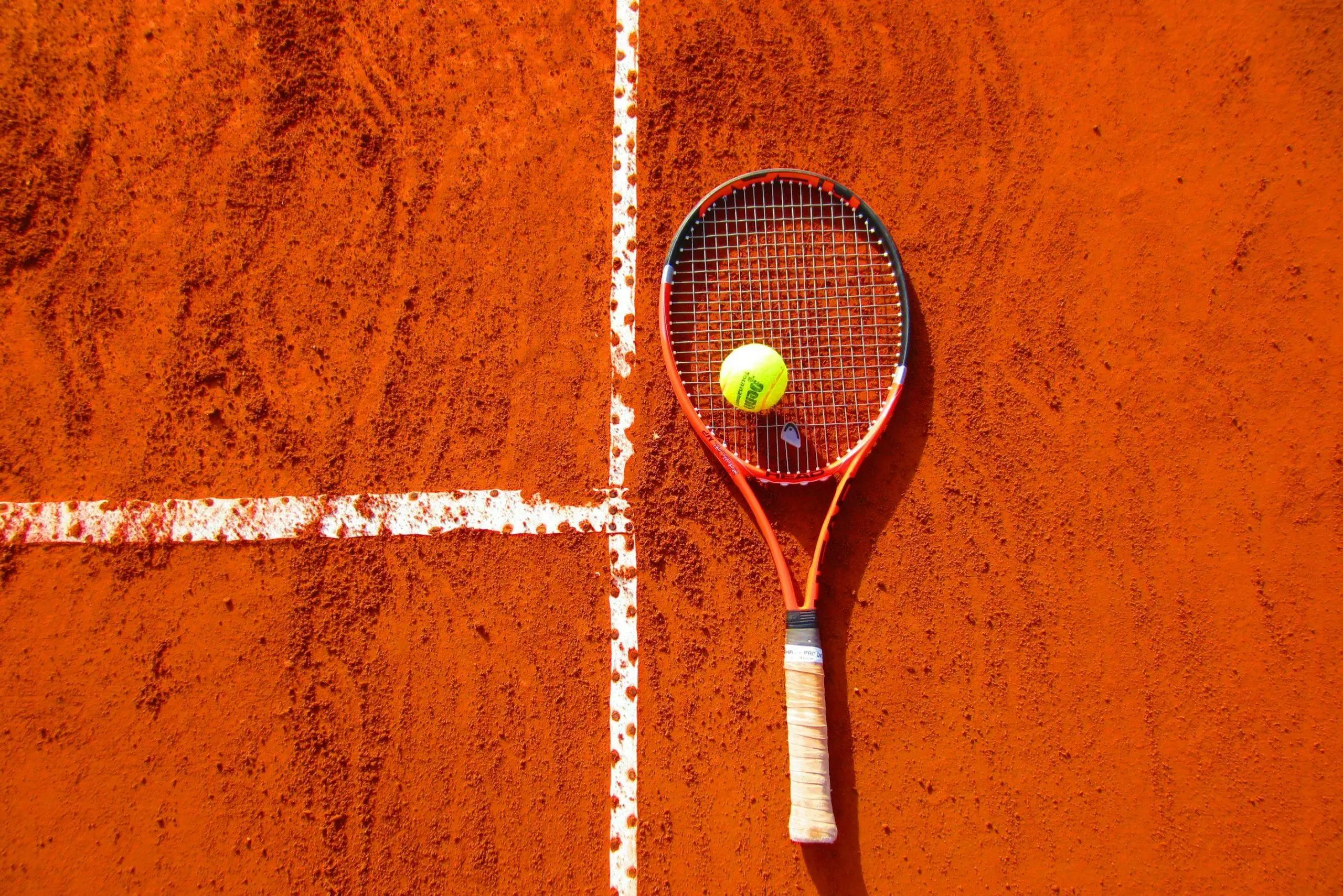 Le tennis elbow ne disparaîtra pas tout seul. Apprenez les symptômes et le traitement de cette maladie
