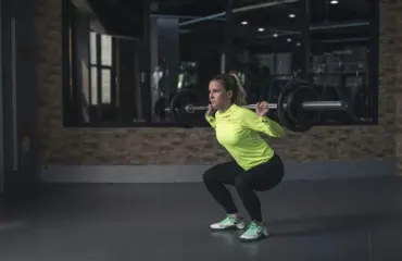 Squats avec barre L’exercice roi pour des jambes en acier (Et des fessiers qui font des envieux)