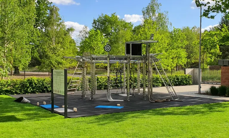 Station C12 inox du catalogue Light In Fitness, installée dans un espace de fitness extérieur