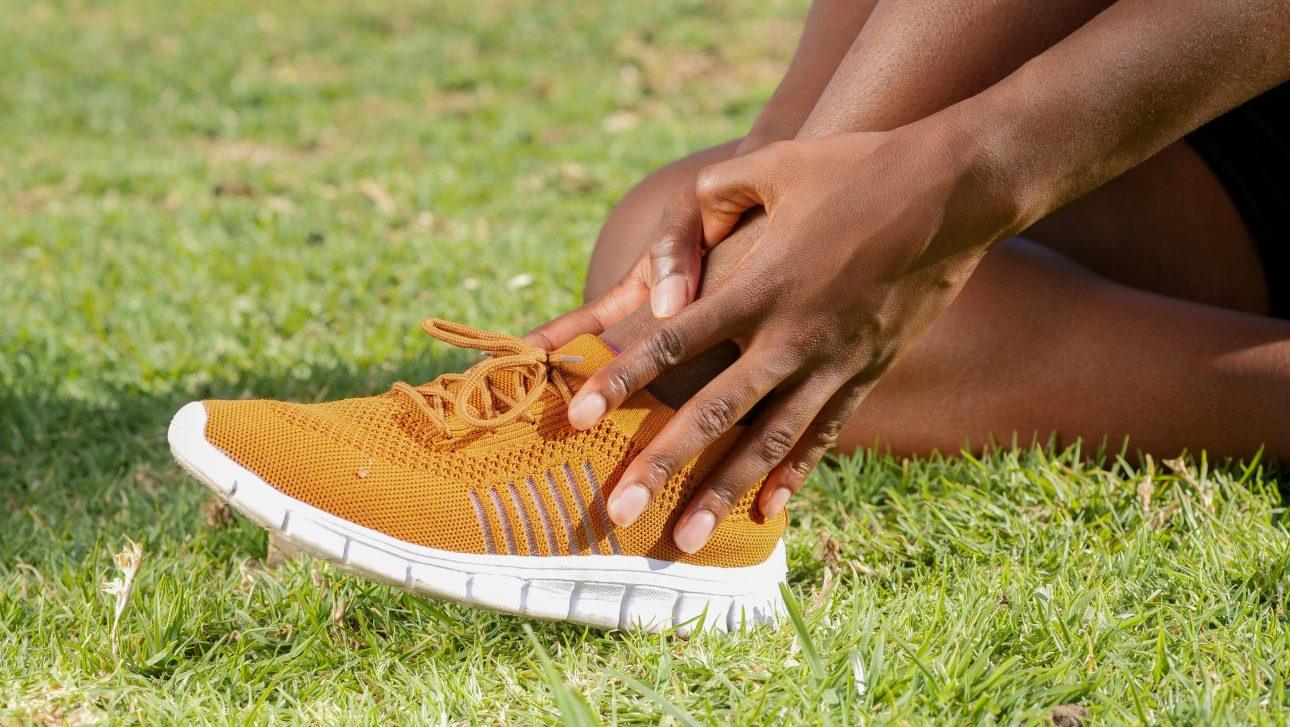 Une entorse à la cheville Vérifiez à quoi ressemble la rééducation