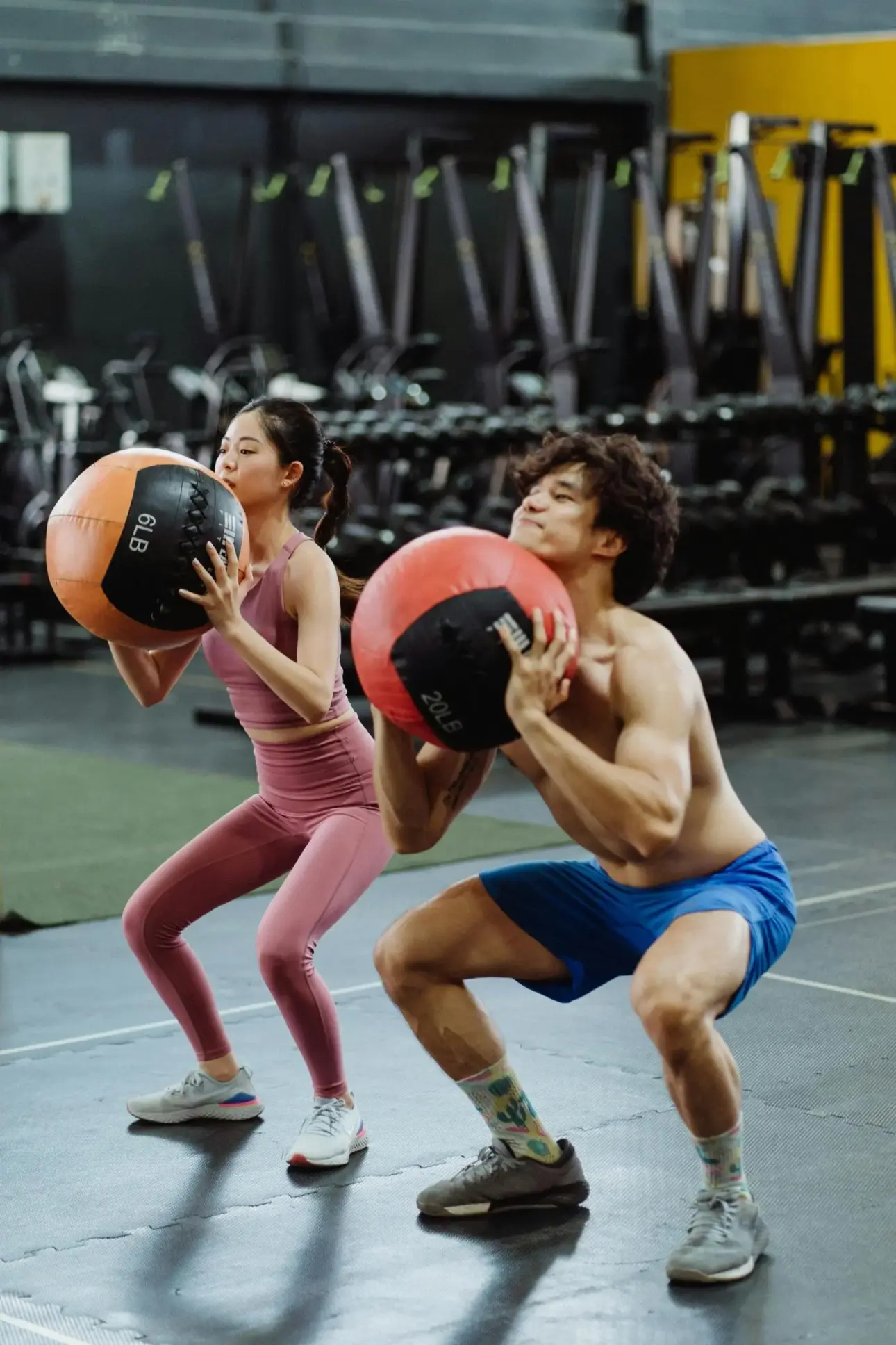 Couple effectuant des flexions sur jambes (squat) - guide bienfaits 2026