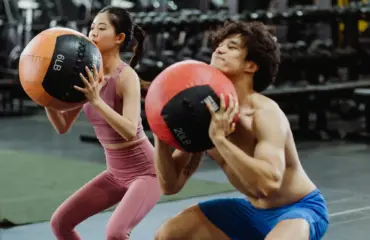 Couple effectuant des flexions sur jambes (squat) - guide bienfaits 2026