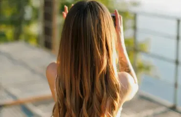 Quelle est la particularité de Lustriva dans les formulations capillaires, et quels bénéfices apporte-t-il aux cheveux en termes de brillance et de douceur