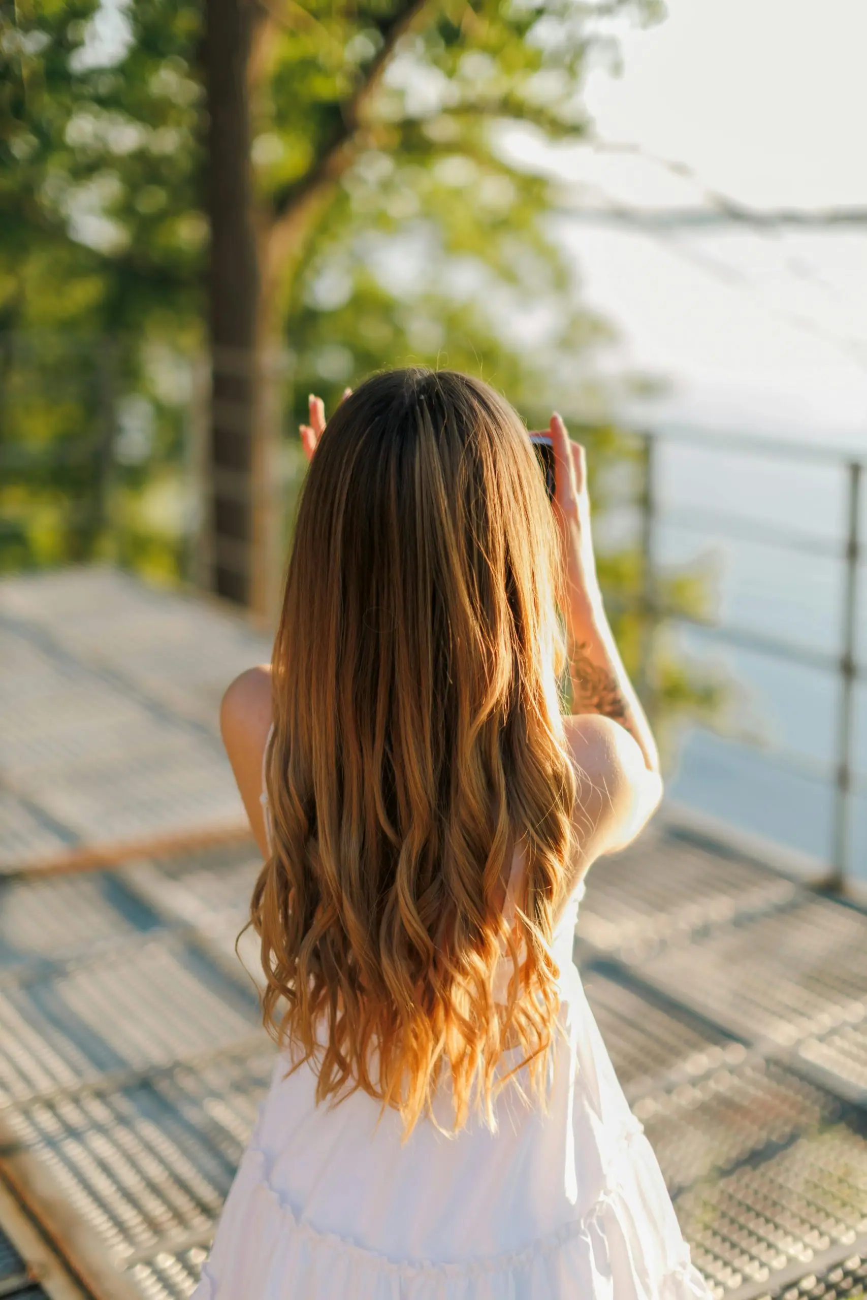Quelle est la particularité de Lustriva dans les formulations capillaires, et quels bénéfices apporte-t-il aux cheveux en termes de brillance et de douceur