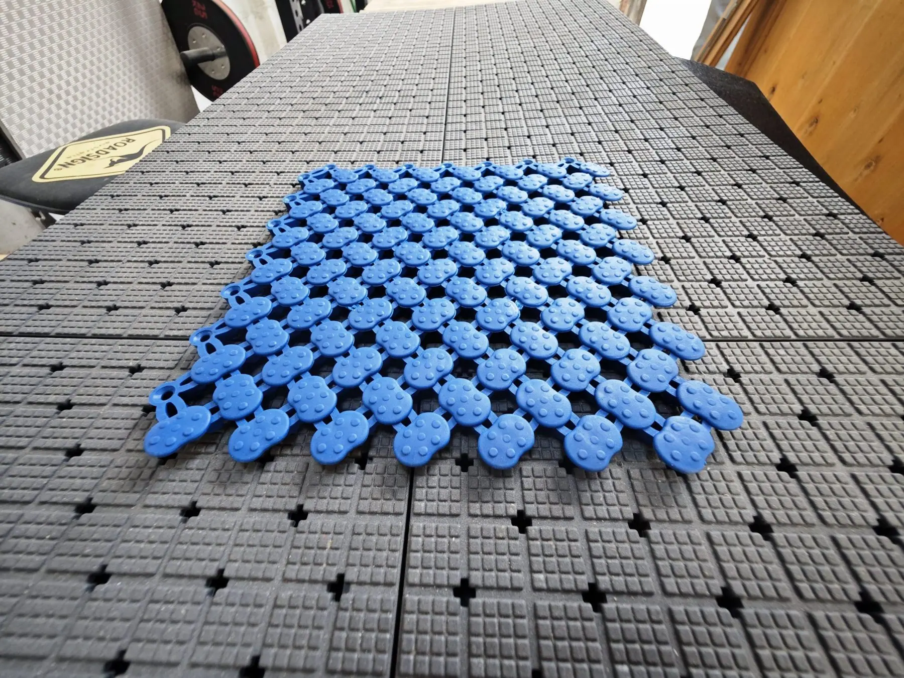 Dalle caillebotis perforée Light In Fitness - la solution antidérapante incontournable autour de la piscine