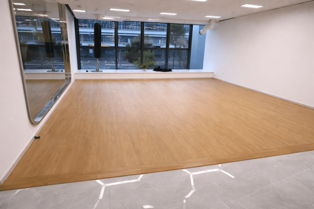 dalle de sol amortissante 20mm bois chêne clair – caoutchouc haute qualité 100x100 cm