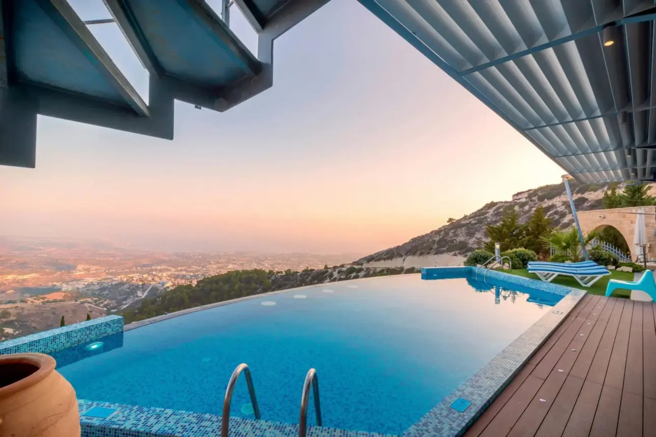Quel est le meilleur revêtement de sol piscine pour ne pas glisser