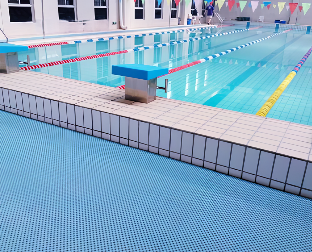 revêtement de sol piscine antidérapant – surface perforée drainante | 20x20 cm – Épaisseur 0,9 cm – certifié ce & sgs