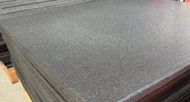 Comment choisir entre un rouleau de sol caoutchouc et des plaques carrées 1x1 mètre