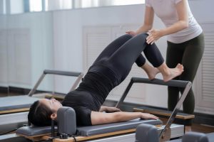 Pilates Reformer ou au sol : différences et choix du matériel