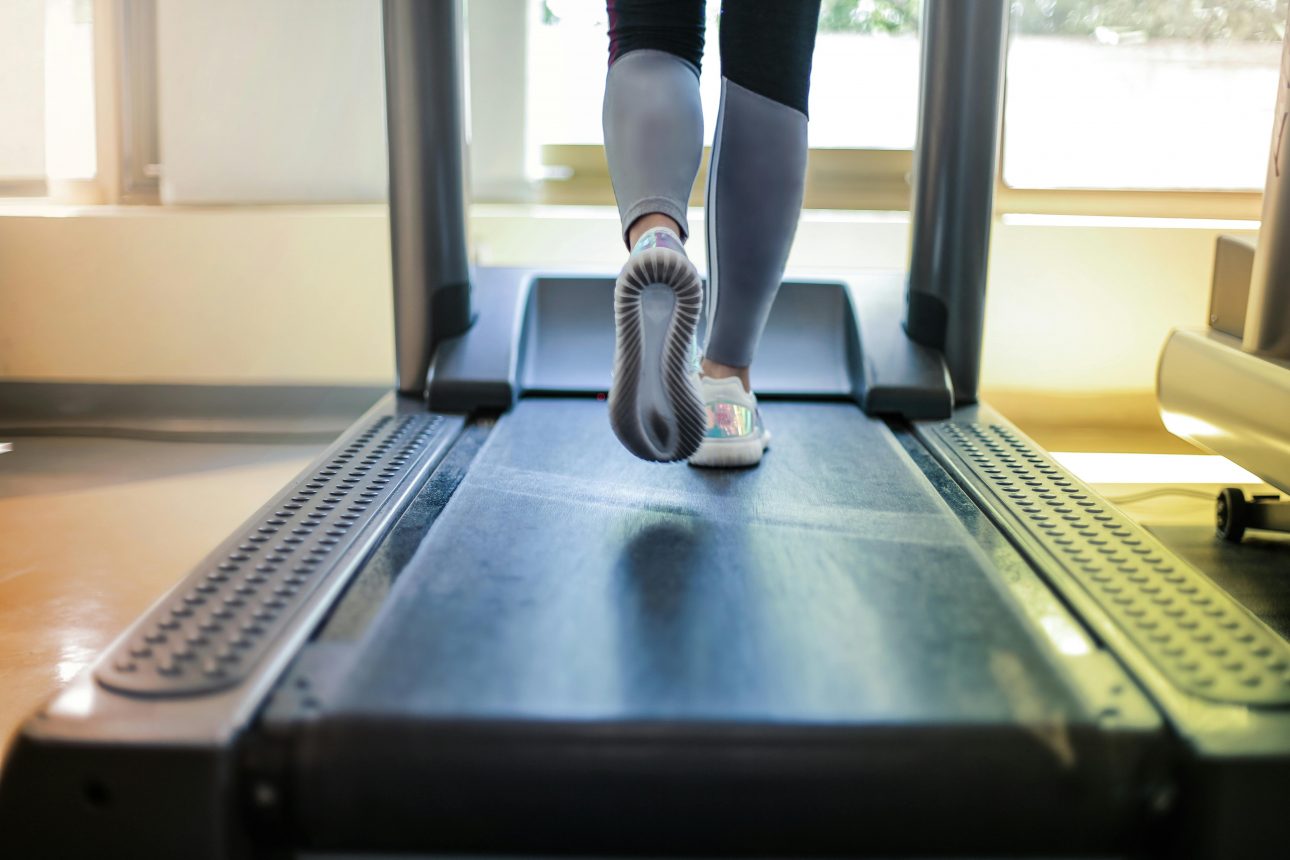 Pourquoi mon tapis de course fait-il des à-coups et comment le réparer