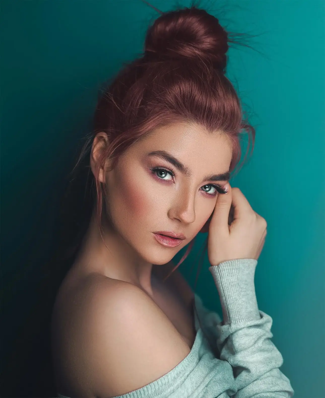 Femme recevant un soin de brow lamination — épilation et restructuration des sourcils, définition de regard, technique cosmétique, soin beauté visage et mise en forme des sourcils