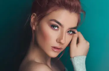 qu’est ce que la brow lamination Femme recevant un soin de brow lamination — épilation et restructuration des sourcils, définition de regard, technique cosmétique, soin beauté visage et mise en forme des sourcils