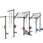 Structure cage CrossFit murale Modèle 1A — 735 × 237 cm en acier renforcé, rig multi-postes pour squat, tractions, dips et entraînements fonctionnels intensifs, équipement professionnel pour box, salle de sport ou studio cross-training