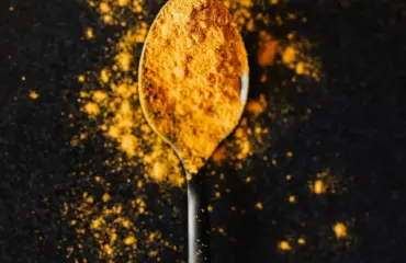 10 bienfaits du curcuma et de la curcumine (et comment l’utiliser) 10 bienfaits du curcuma et de la curcumine (et comment l’utiliser)