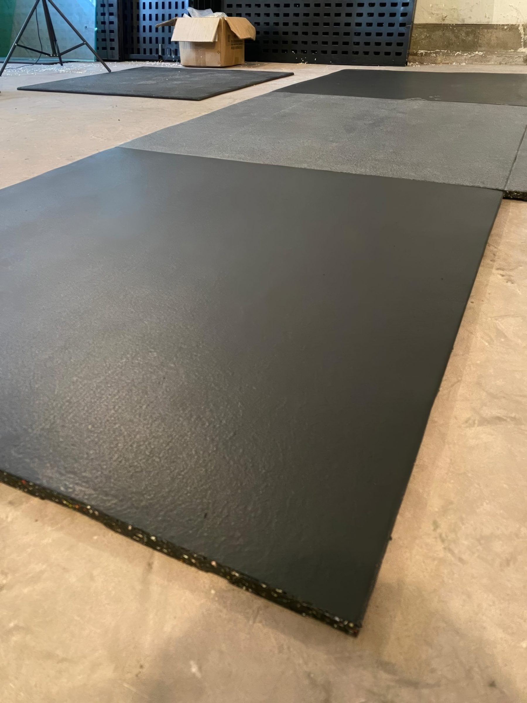 Dalle Caoutchouc de Sol Lisse Premium Noir 25 mm 100x100 cm – Lock Tiles