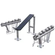 Banc incliné professionnel outdoor en acier inoxydable avec set d’haltères, station musculation extérieure haute durabilité, équipement fitness intensif pour parcs sportifs, bootcamps et salles de sport en plein air.