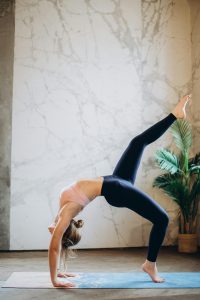 Boostez votre flexibilité avec ces 8 postures de yoga (dos, hanches, épaules)