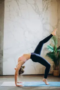 Boostez votre flexibilité avec ces 8 postures de yoga (dos, hanches, épaules)