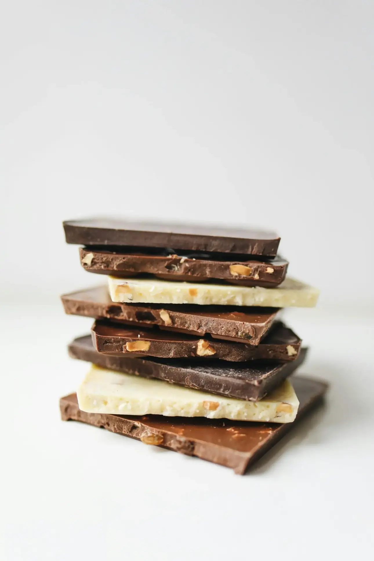 Sélection de tablettes de chocolat variées — cacao, teneur en sucre, minéraux et bienfaits santé passés en revue, illustration nutritionnelle gourmande & informative pour alimentation saine ou régime équilibré