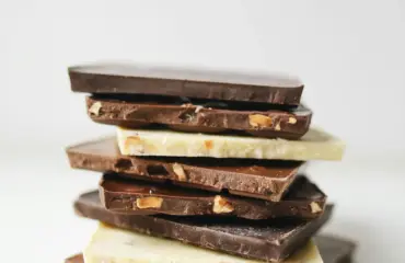quelles sont les diffÉrences entre les chocolats teneur en cacao, sucres, minÉraux et bienfaits Sélection de tablettes de chocolat variées — cacao, teneur en sucre, minéraux et bienfaits santé passés en revue, illustration nutritionnelle gourmande & informative pour alimentation saine ou régime équilibré