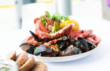 quelles sont les diffÉrences entre les fruits de mer protÉines, minÉraux, calories et bienfaits selon les espÈces Assiette variée de fruits de mer (crevettes, moules, crabe, homard) — crustacés riches en protéines et minéraux, présentation appétissante illustrant nutrition fitness saine et apport calorique contrôlé