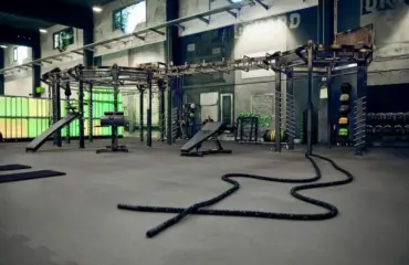 Qui peut fournir à la fois les machines guidées, les racks, les accessoires et le revêtement de sol pour une salle de sport complète