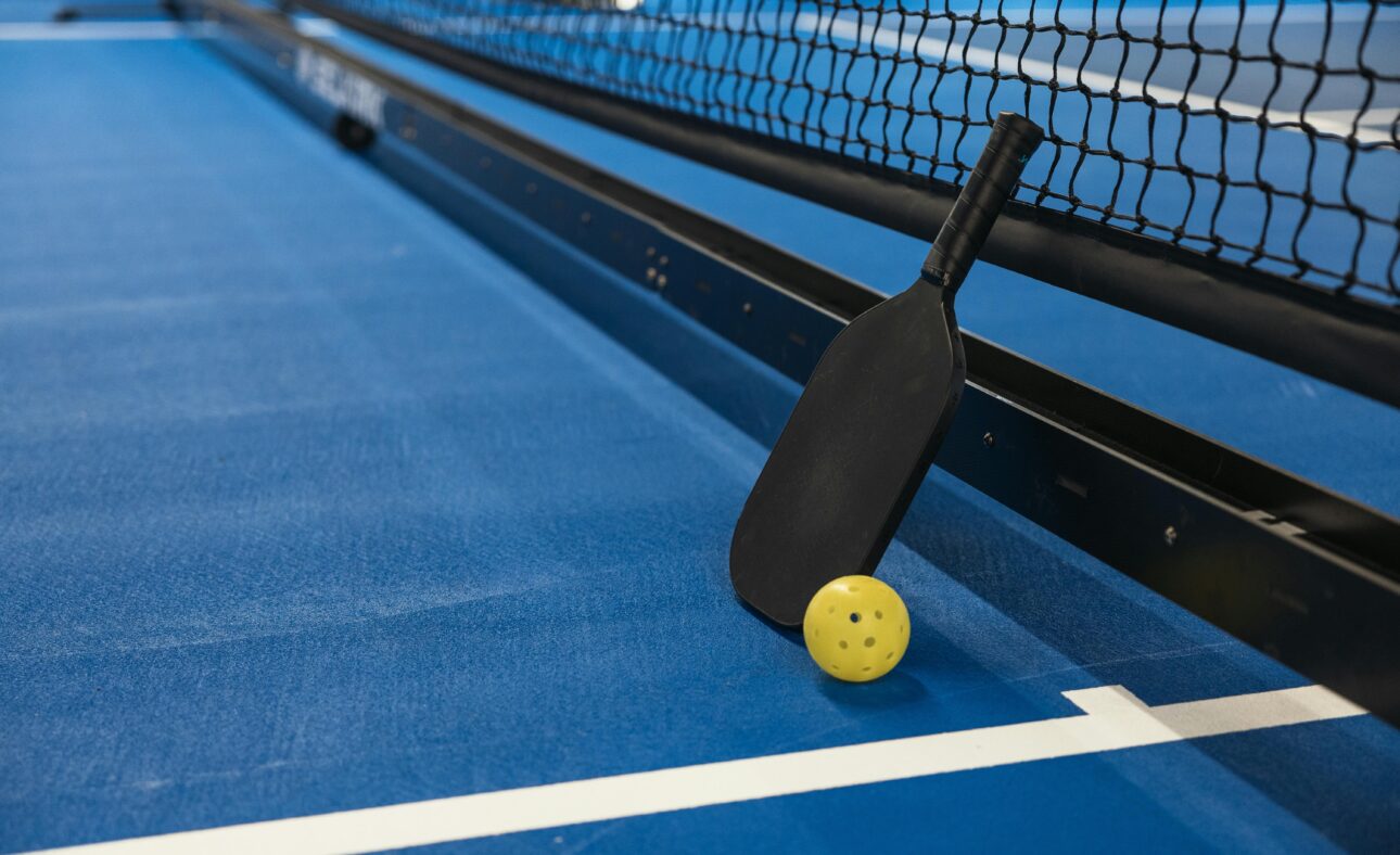terrain de pickleball installation, revêtement et équipement
