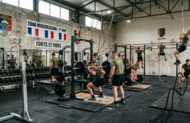Salle de musculation en caserne militaire française