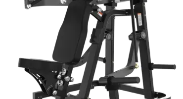 Appareil de musculation : presse à épaules noir professionnel.