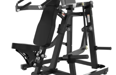 Appareil de musculation : presse à épaules noir professionnel.