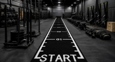 piste de course gazon synthétique les 3 dimensions essentielles pour vos sled push en hyrox et crossfit selon notre expert