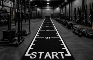 piste de course gazon synthétique les 3 dimensions essentielles pour vos sled push en hyrox et crossfit selon notre expert