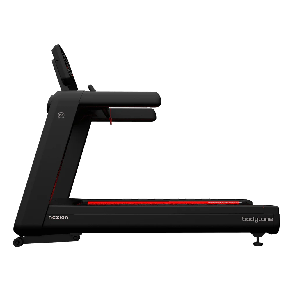 Tapis de course Bodytone Nexion noir avec accents rouges.