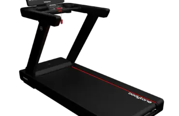 bodytone vs technogym quel équipement professionnel pour quel budget Tapis de course Bodytone noir moderne avec écran tactile.
