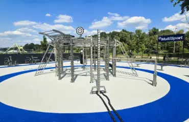 cages de street workout light in fitness vs kenguru pro — le comparatif preuve par preuve pour communes, écoles et armées Parc de fitness extérieur moderne sous un ciel bleu ensoleillé.